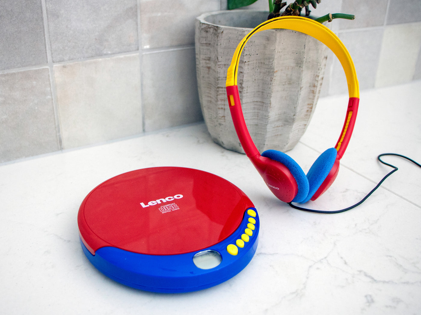 Lenco CD-021KIDS - Lecteur CD portable pour enfants avec casque, piles rechargeables et limiteur de son intégré - Multicolore