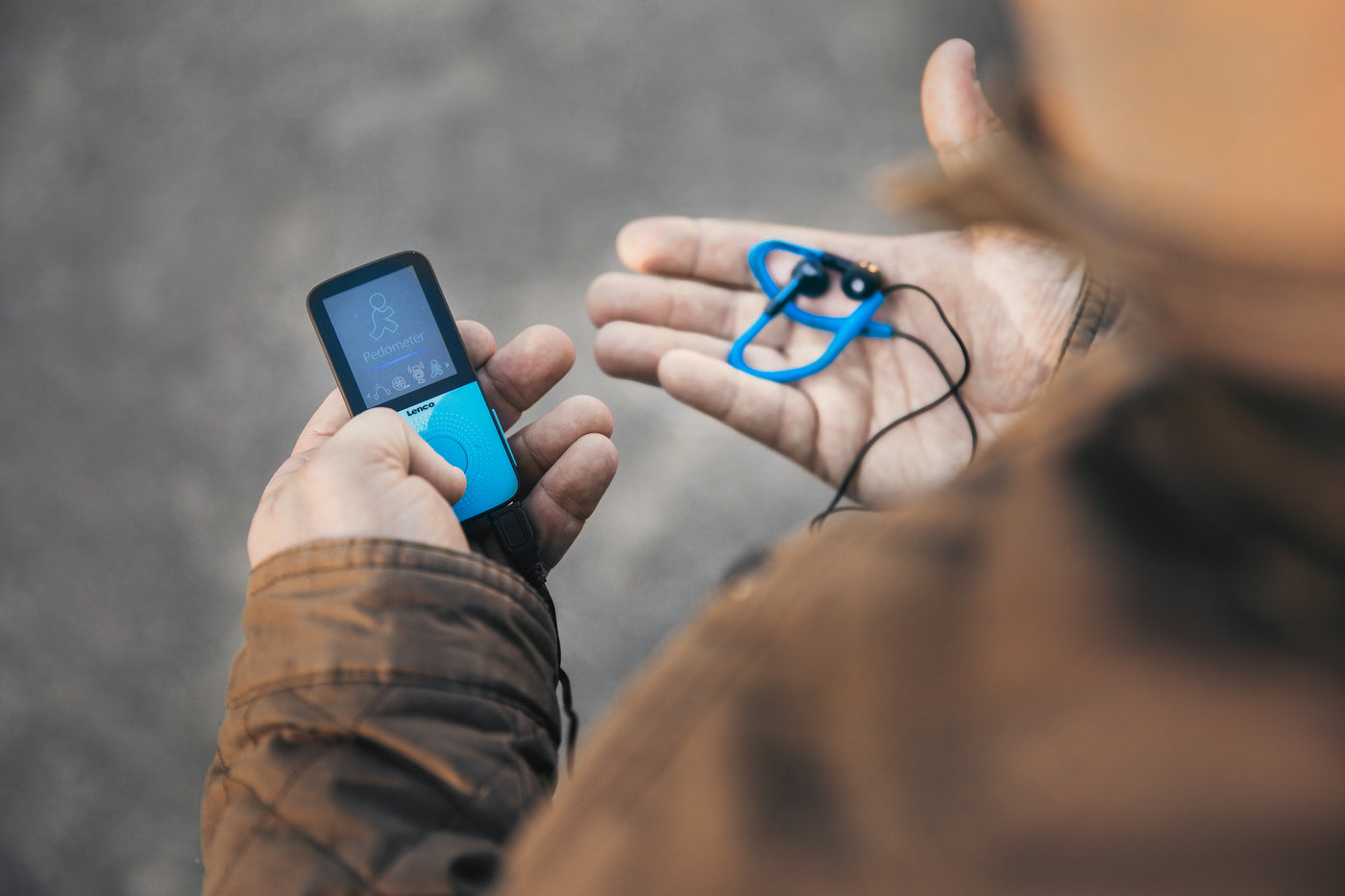 Lenco PODO-153BU - Lecteur MP3 de sport avec podomètre, oreillettes de sport et brassard de sport - Bleu