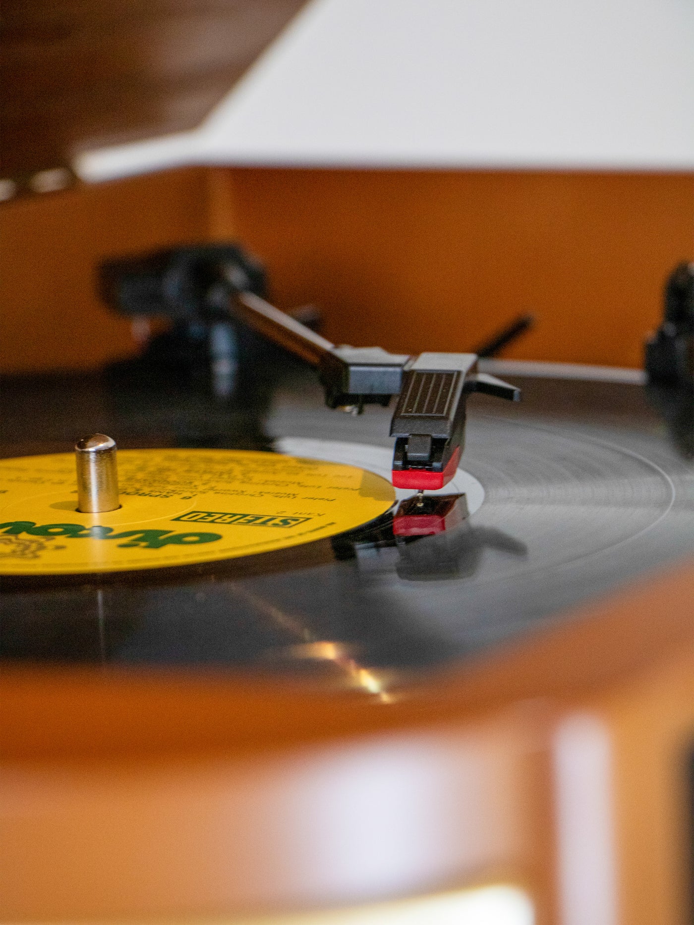 Classic Phono TCD-2551WD - Platine vinyle rétro en bois avec Bluetooth®, radio AM/FM, encodage USB, lecteur CD, lecteur de cassette et haut-parleurs intégrés - Bois