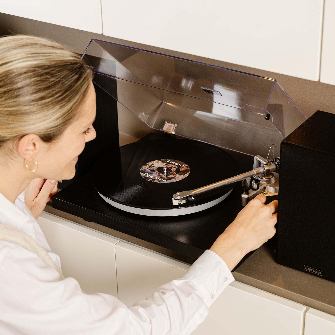 Lenco LS-500BK - Platine avec amplificateur intégré, Bluetooth® et deux enceintes externes - Noir