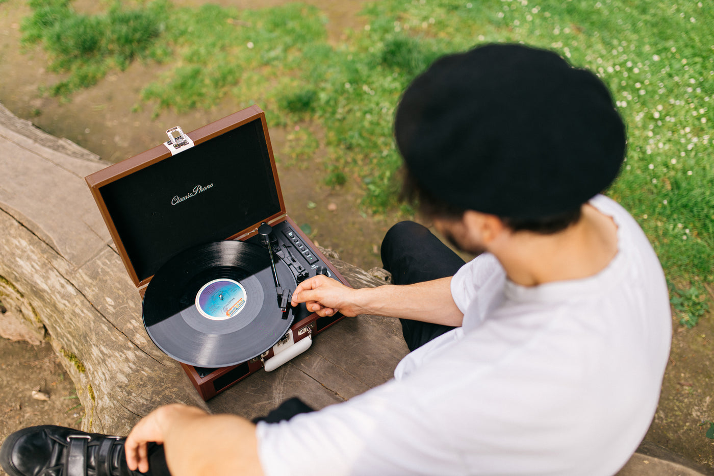 Classic Phono TT-120BNWH - Platine vinyle avec Bluetooth®, haut-parleurs intégrés et batterie rechargeable intégrée - Marron/Blanc