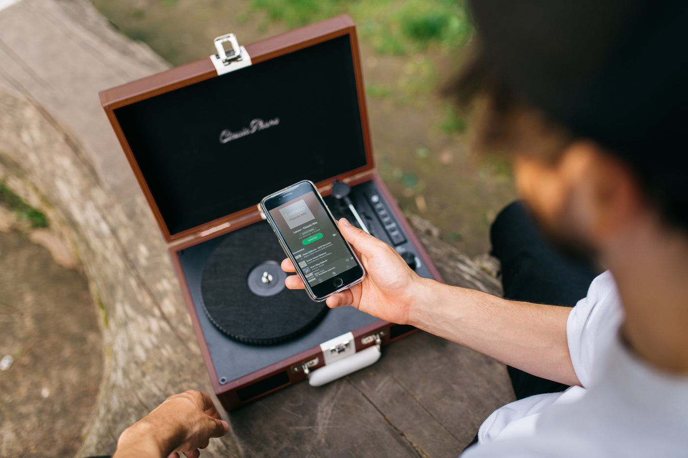 Classic Phono TT-120BNWH - Platine vinyle avec Bluetooth®, haut-parleurs intégrés et batterie rechargeable intégrée - Marron/Blanc