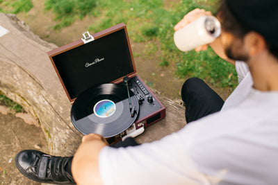 Classic Phono TT-120BNWH - Platine vinyle avec Bluetooth®, haut-parleurs intégrés et batterie rechargeable intégrée - Marron/Blanc