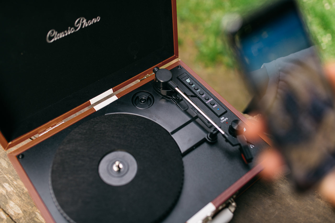 Classic Phono TT-120BNWH - Platine vinyle avec Bluetooth®, haut-parleurs intégrés et batterie rechargeable intégrée - Marron/Blanc