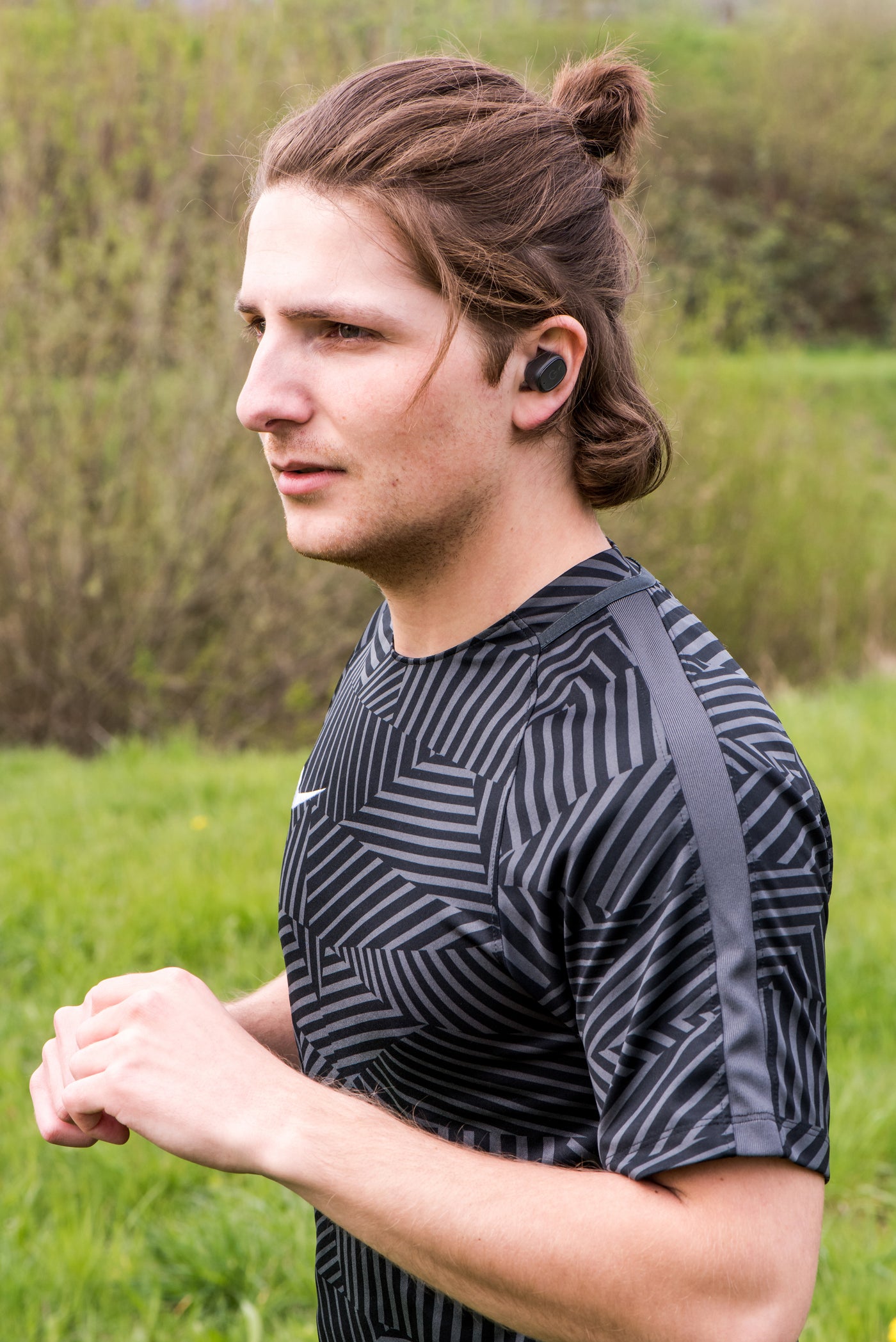 Lenco EPB-440BK - Ecouteurs Bluetooth® intra-auriculaires étanches avec station de chargement - Noir