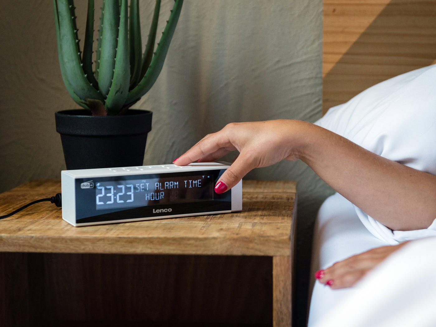 Lenco CR-630WH - Radio-réveil stéréo DAB+/FM avec connexion USB et entrée AUX - Blanc